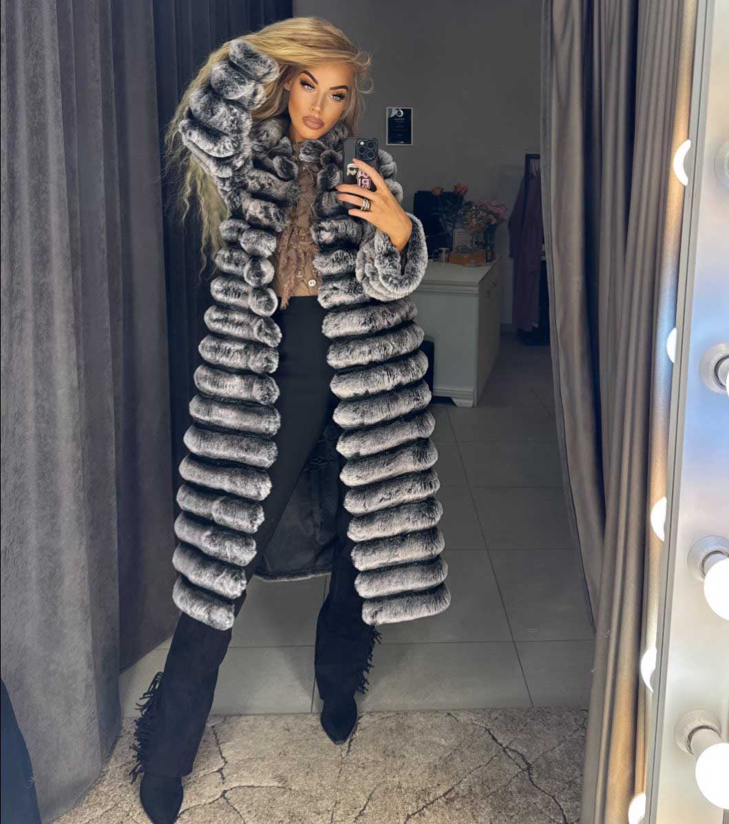 Weiße lange Pelzmäntel mit schwarzen Einsätzen