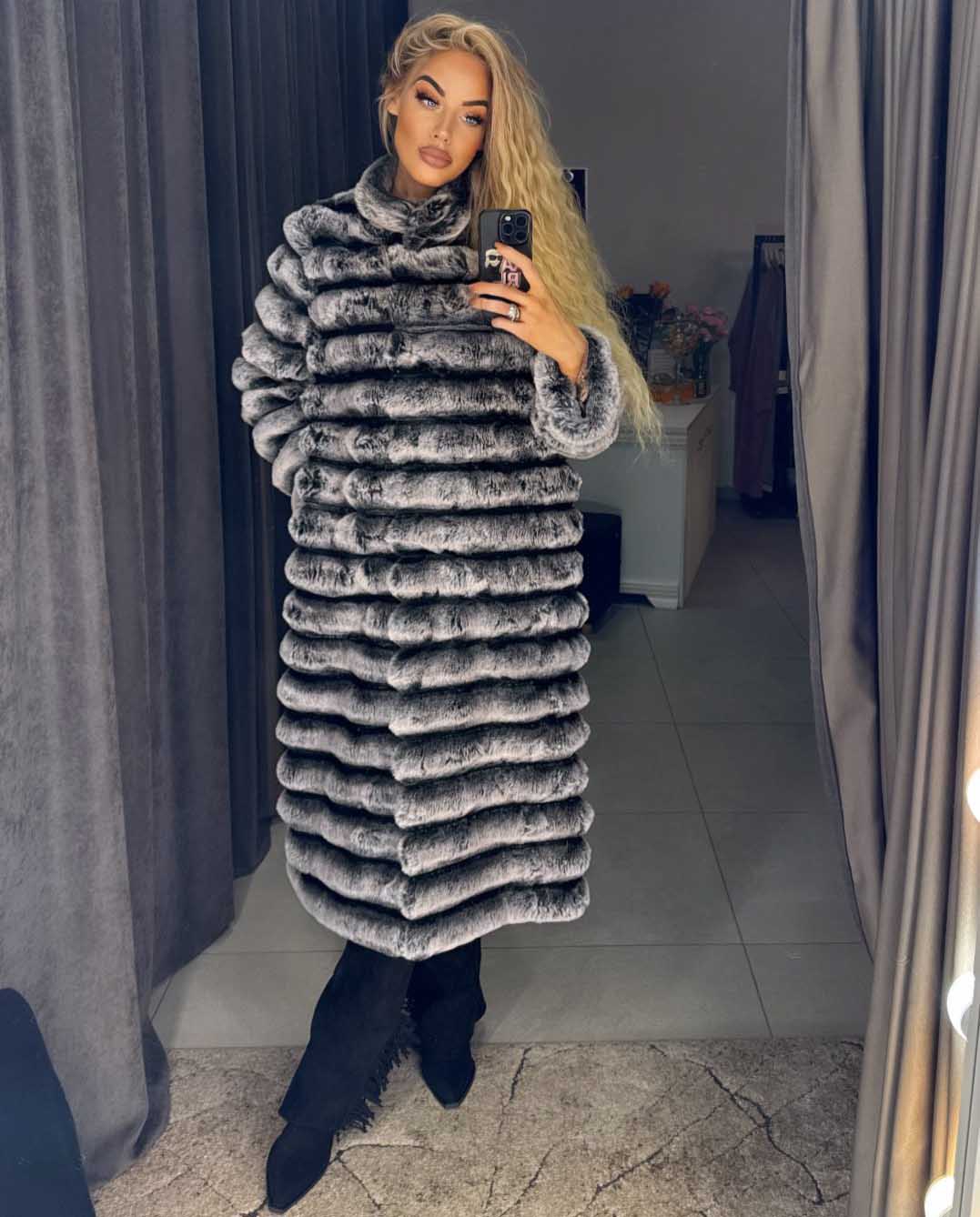 Weiße lange Pelzmäntel mit schwarzen Einsätzen