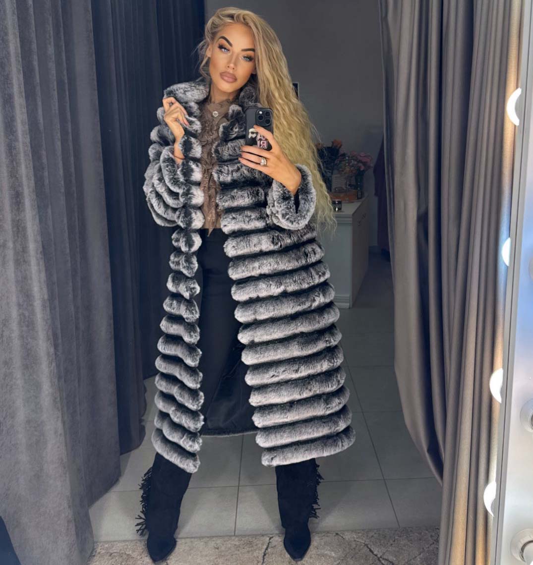 Weiße lange Pelzmäntel mit schwarzen Einsätzen