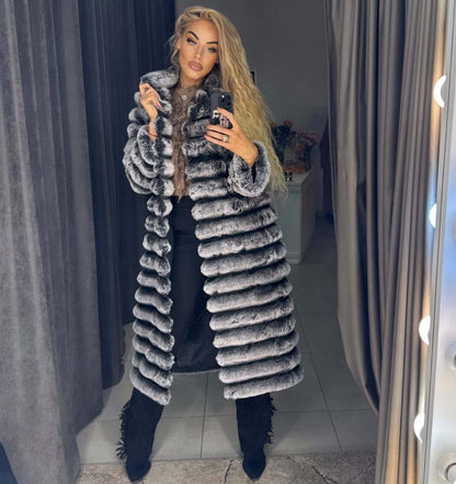 Weiße lange Pelzmäntel mit schwarzen Einsätzen