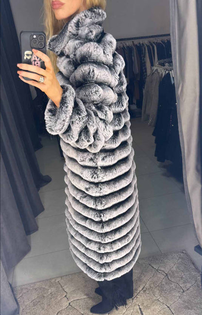 Weiße lange Pelzmäntel mit schwarzen Einsätzen