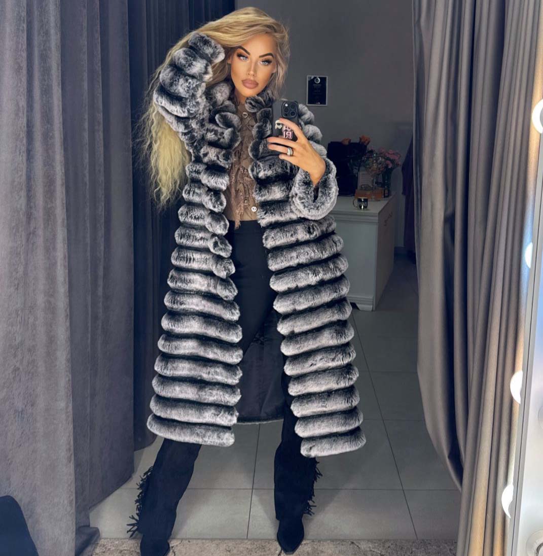 Weiße lange Pelzmäntel mit schwarzen Einsätzen