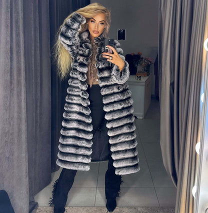 Weiße lange Pelzmäntel mit schwarzen Einsätzen